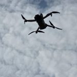 Drohne von unten im Flug