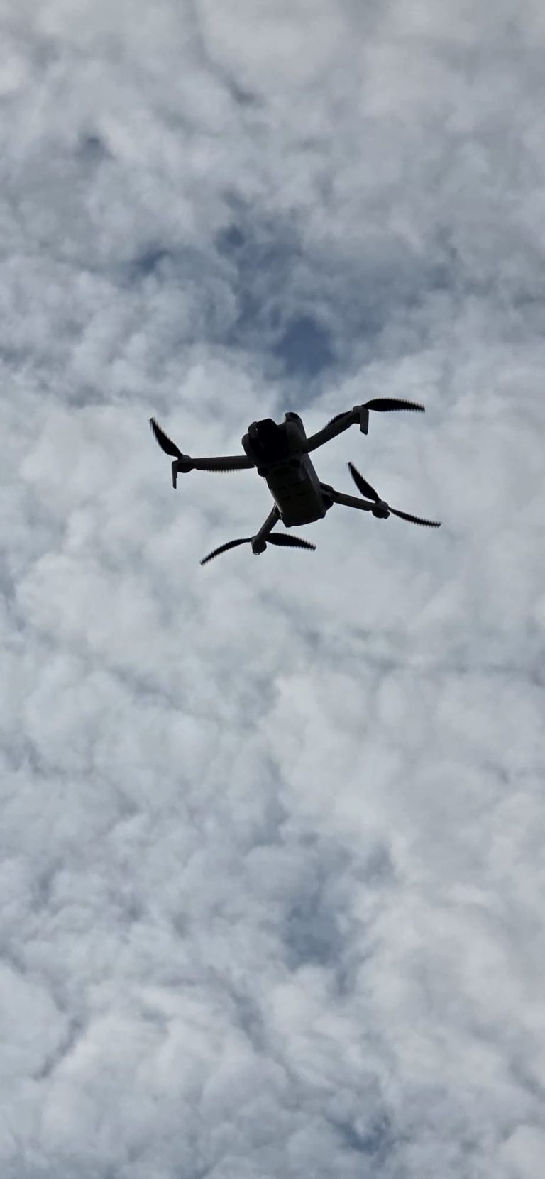 Drohne von unten im Flug